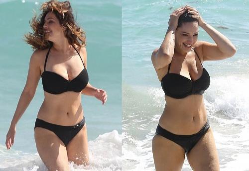Kelly Brook, atriz com o corpo perfeito, segundo cientistas, na praia com biquíni.